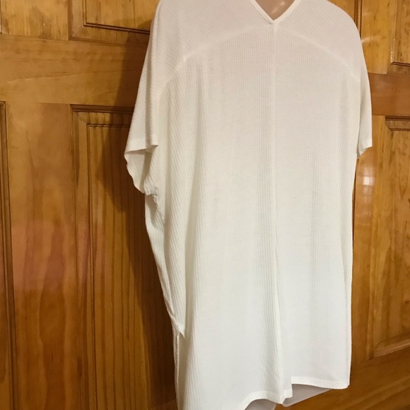 M T S White Oversized Blouse 
Small 4 - 6 
Fits Medium
47% Polyester 47% Rayon - Picture 6 of 13